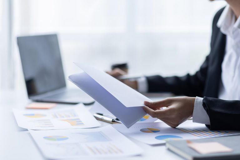 Comment savoir si un arrêt de travail est faux : les vrais signes qui ne trompent pas