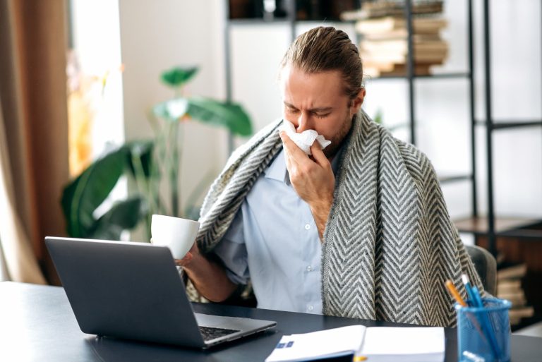Peut-on consulter ses mails en arrêt maladie ?