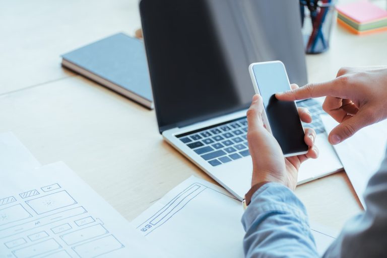 Peut-on interdire le téléphone au travail ? Ce que dit vraiment la loi
