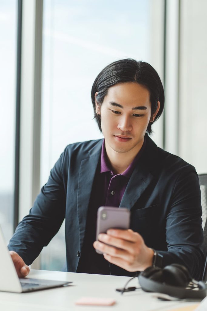 Peut-on interdire le téléphone au travail ? Ce que dit vraiment la loi