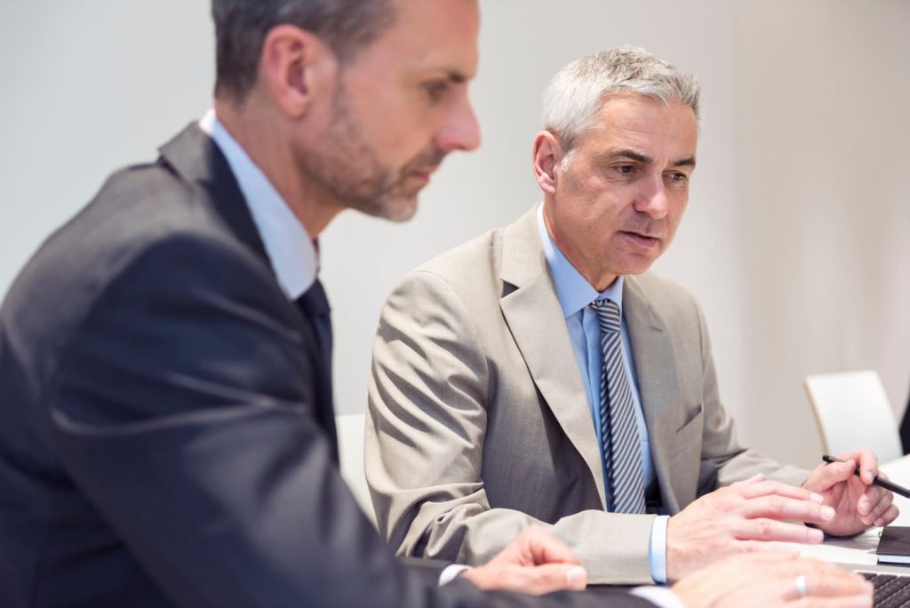 Mon associé ne veut pas me racheter mes parts : que faire concrètement