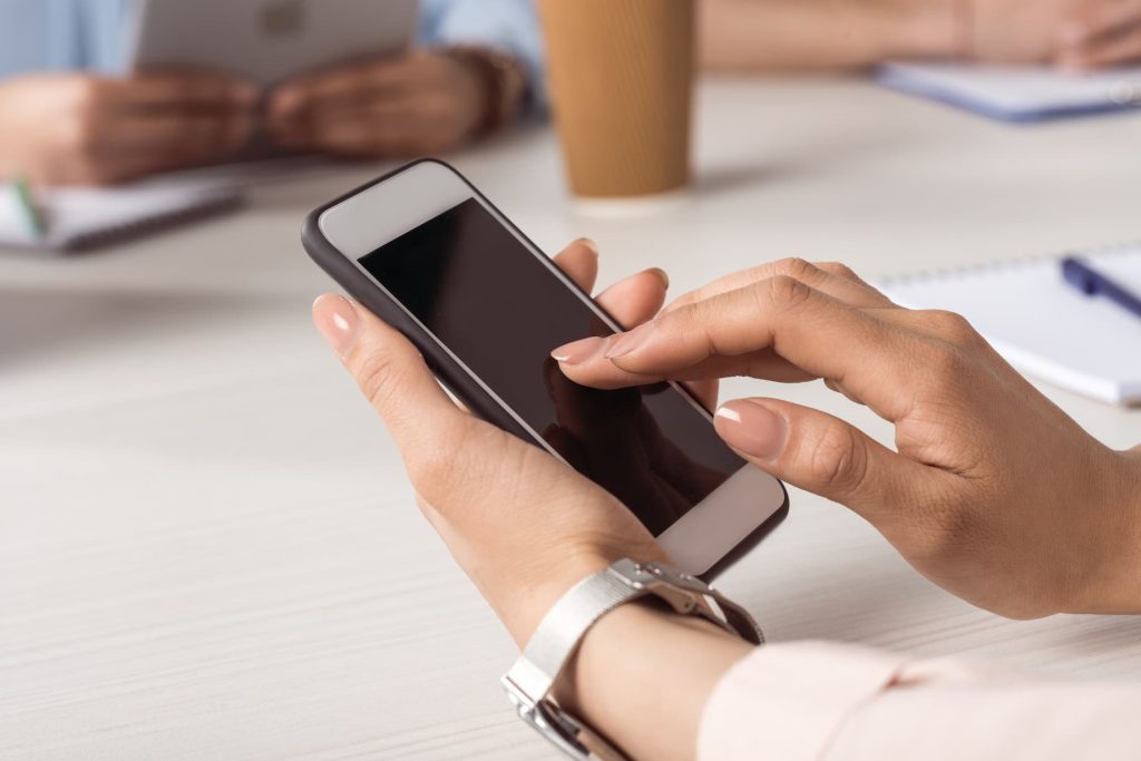 Peut-on interdire le téléphone au travail ? Ce que dit vraiment la loi
