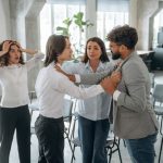 Agression verbale au travail par un collègue