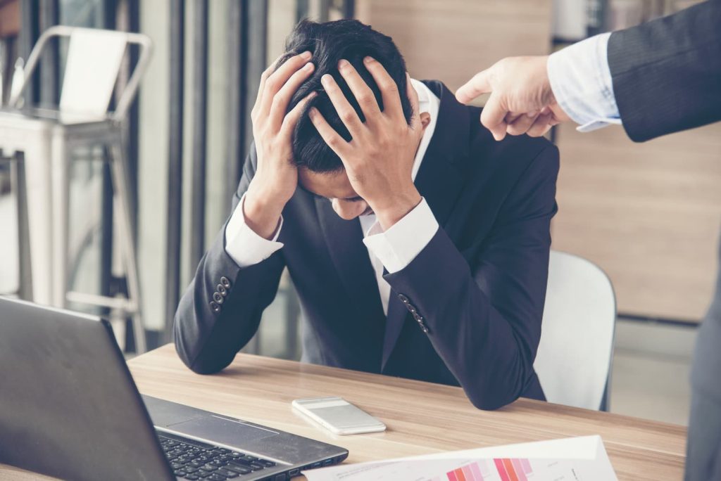 Agression verbale au travail par un collègue