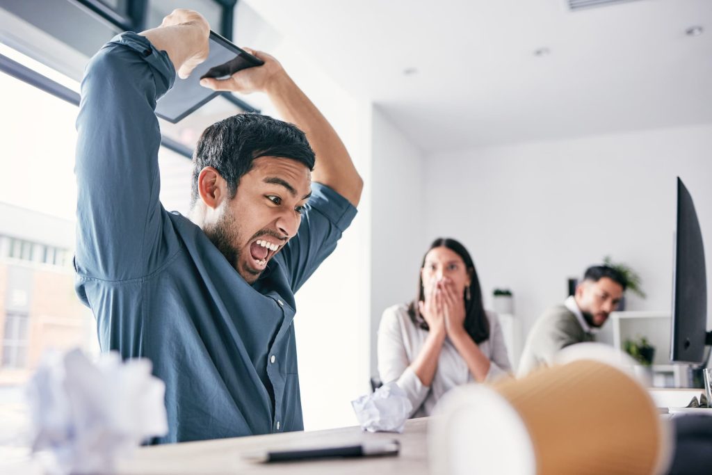 Agression verbale au travail par un collègue